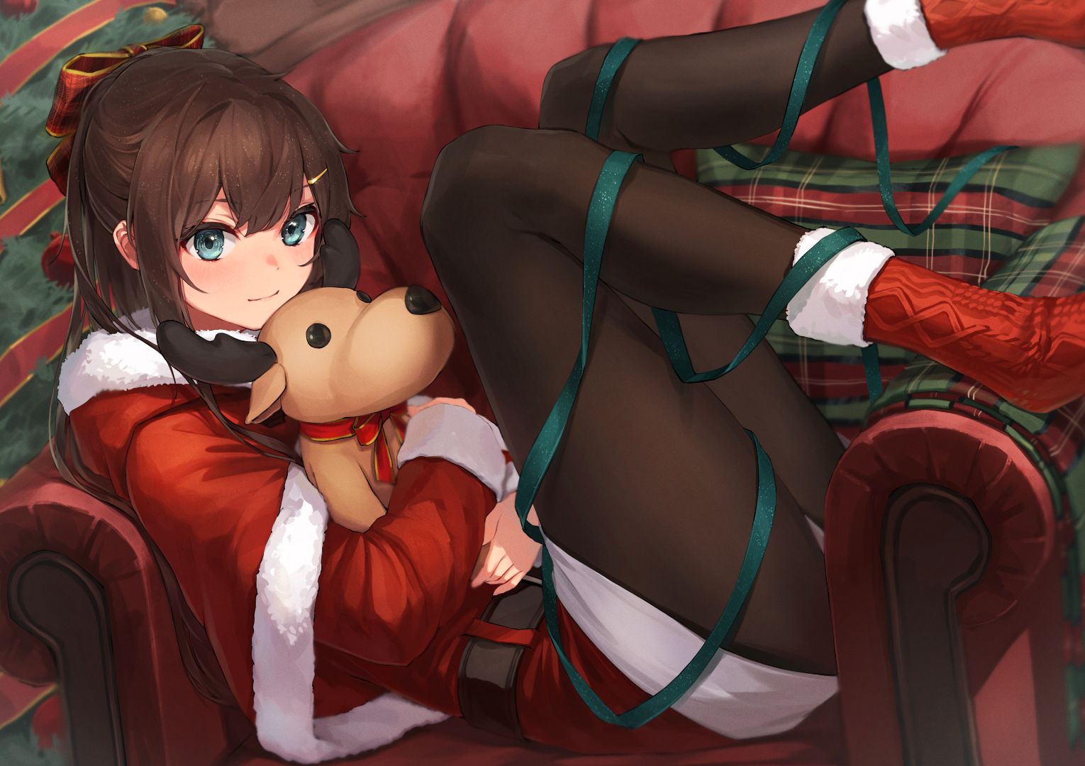 Shuni in a Christmas outfit